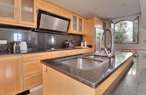 Miramas Casa | Family home on the heights of Miramas-Le-Vieux in the heart of Provence