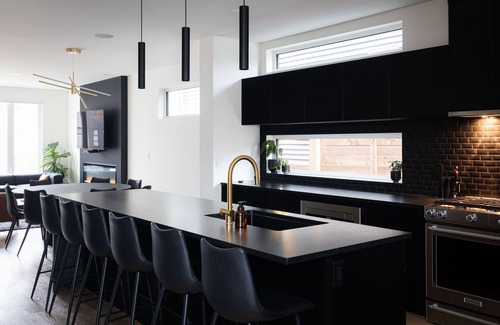Southeast Edmonton Casa | Family Home | Rooftop Patio | King Bed | Fire Table | GYM