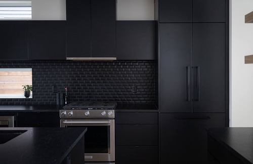 Southeast Edmonton Casa | Family Home | Rooftop Patio | King Bed | Fire Table | GYM