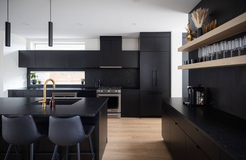 Southeast Edmonton Casa | Family Home | Rooftop Patio | King Bed | Fire Table | GYM