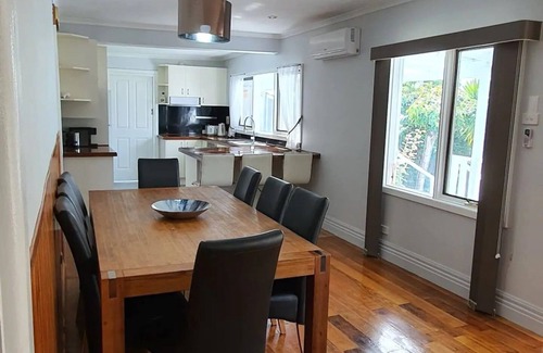 Lakes Entrance Casa | Family home-secure yard-beautiful landscaped