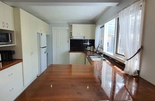 Lakes Entrance Casa | Family home-secure yard-beautiful landscaped