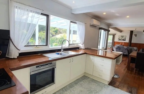 Lakes Entrance Casa | Family home-secure yard-beautiful landscaped