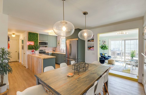 Fairview Casa | Family Home w/ Furnished Deck in Fairview!