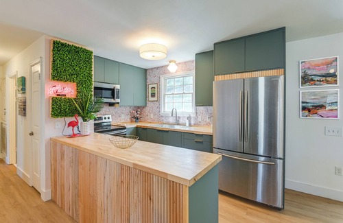 Fairview Casa | Family Home w/ Furnished Deck in Fairview!