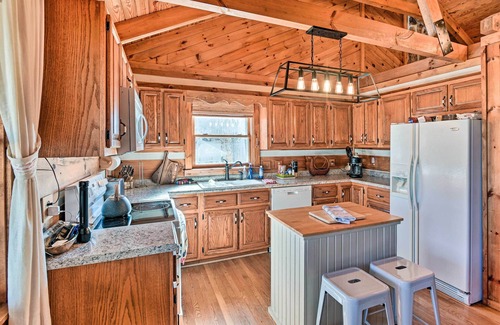 Baxter Cabina | Family Home w/ Porch & Center Hill Lake Views!
