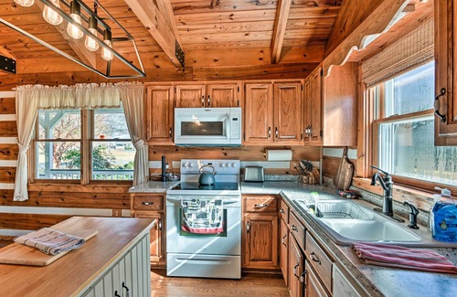Baxter Cabina | Family Home w/ Porch & Center Hill Lake Views!