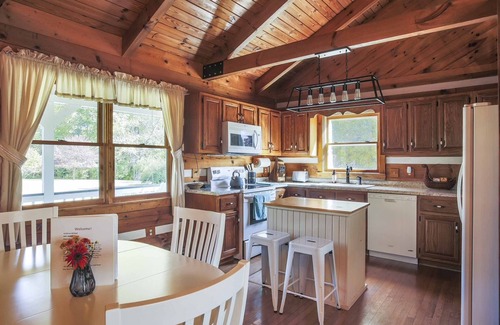 Baxter Cabina | Family Home w/ Porch & Center Hill Lake Views!