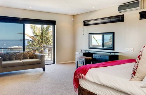 Bantry Bay Villa | Family Home in Camps Bay w/Garden & Pool (Bakoven Blue)