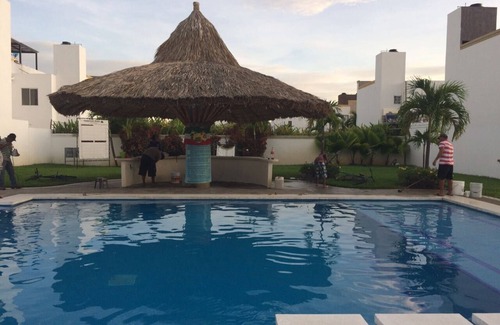 Acapulco Casa | Casa Familiar en Acapulco; 6 Recamara/baño, terraza/azador, 2coches y alberca