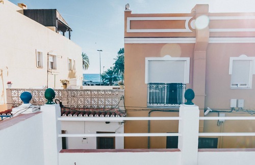 Las Acacias Casa | Casa familiar, a 50m de la playa, 2 BICICLETAS, WiFi, Bañera, Terraza, BBQ, café gratis, 6p