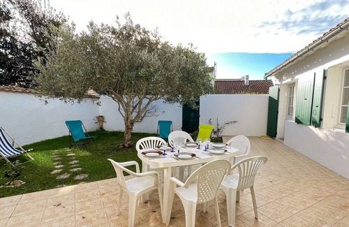 La Couarde-sur-Mer Casa | Family house in the center with garden
