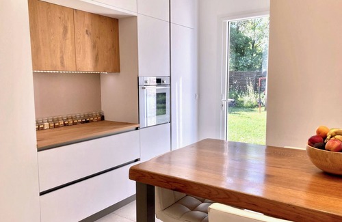 Roquefort-les-Pins Casa | Family house. Fresh eggs & vegetables. Barbecue. Ping pong & games