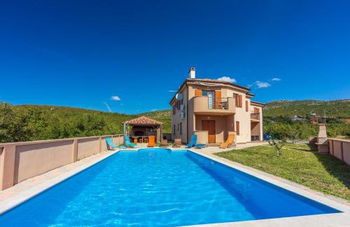 Povile Apartamento | Family house with swimming pool