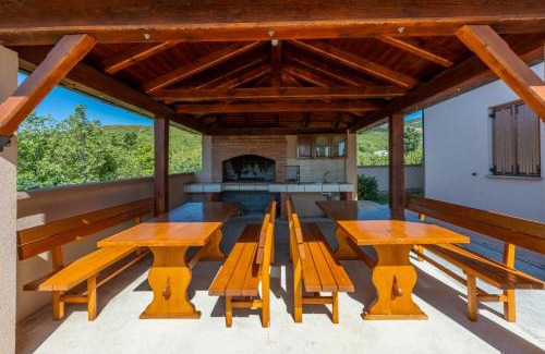 Povile Apartamento | Family house with swimming pool