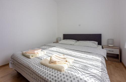 Povile Apartamento | Family house with swimming pool