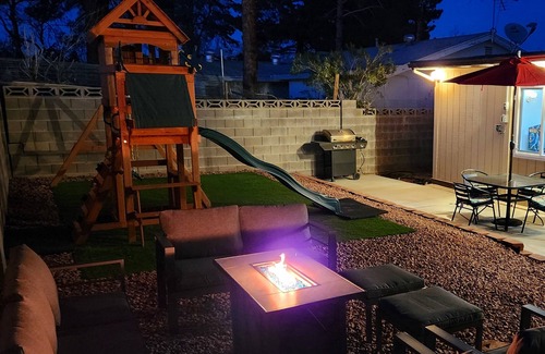 Las Vegas Casa | Family Largue House: Slide, Game Room & Jacuzzi