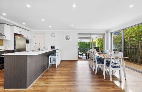 Karrinyup Casa | Family Luxury 5BR Stylish Home