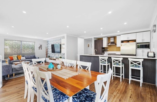 Karrinyup Casa | Family Luxury 5BR Stylish Home