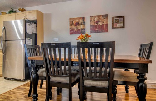 East Kootenay Apartamento | Family Mountain Condo | 5 min walk to beach | Pool