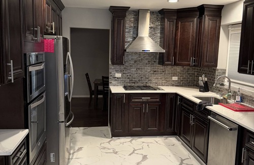 Streamwood Casa | Family Oasis: 3000 Sq Ft-4 Bedroom Home with workout space and full basement