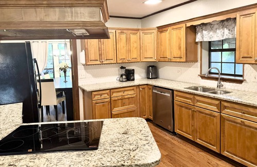 Plano Casa | Family Oasis in Central Plano ; Pool, Patio, 5BR, Fast Wi-Fi