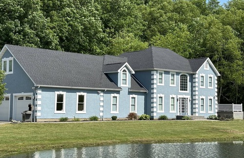 Logan Casa | Family-owned home. Pond. Pool. Campfire. Fishing.10-15 min. from Hocking Hills.