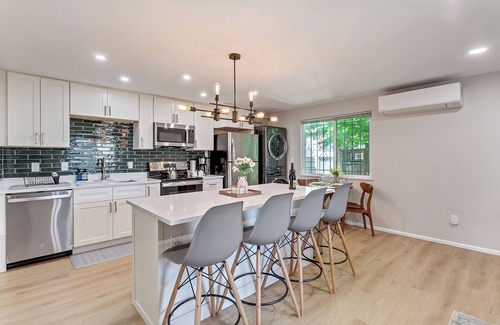 Brentwood-Darlington Casa | Family & Pet-Friendly 2-bedroom house in walkable Portland w/ King bed, AC, WiFi