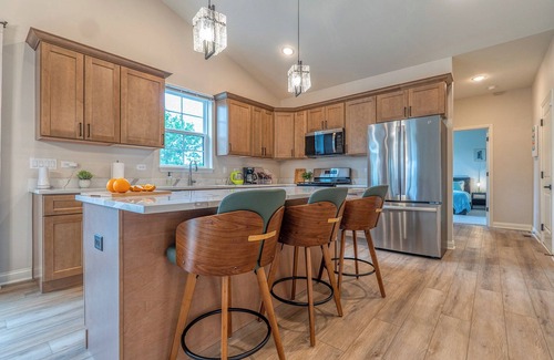 Minooka Casa | Family & Pet friendly 3-bedroom home with King sized beds, 2 bathrooms & Patio