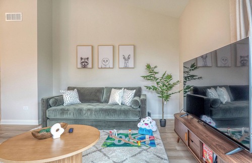 Minooka Casa | Family & Pet friendly 3-bedroom home with King sized beds, 2 bathrooms & Patio