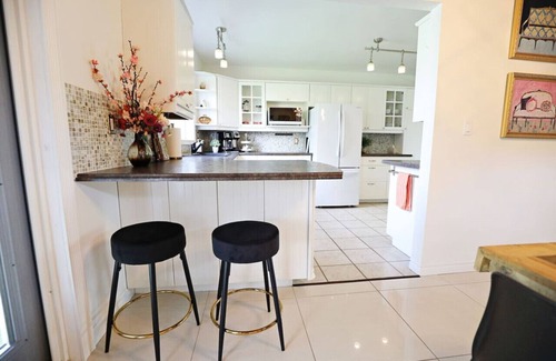 West Edmonton Casa | Family & Pet Friendly | A/C | Disney+ | Near WEM