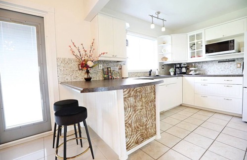 West Edmonton Casa | Family & Pet Friendly | A/C | Disney+ | Near WEM
