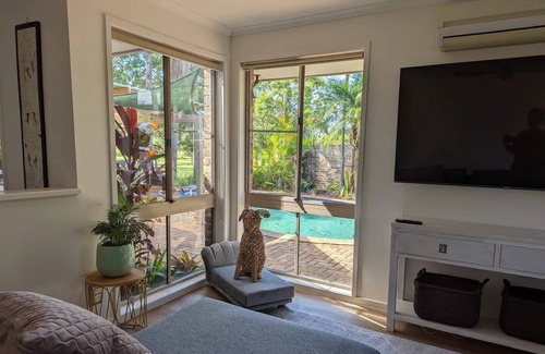 Helensvale Casa | Family Pet Friendly Theme Park Golf Course Pool