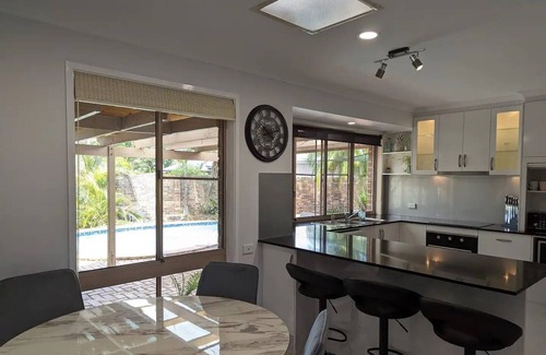 Helensvale Casa | Family Pet Friendly Theme Park Golf Course Pool