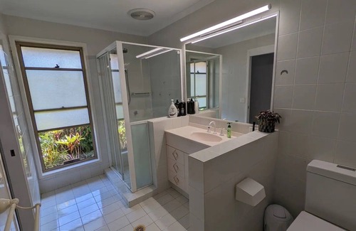Helensvale Casa | Family Pet Friendly Theme Park Golf Course Pool