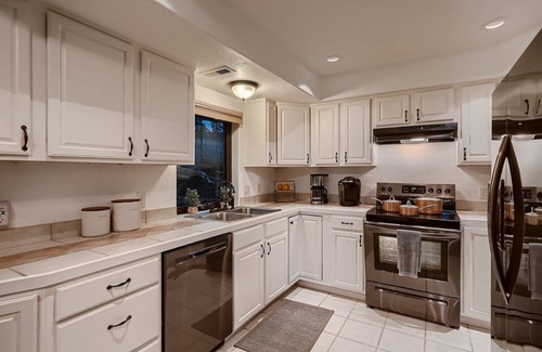 Bailey Casa | Family & Pet Friendly - Hot Tub - 2 King Beds - Near Denver - Views - Wildlife