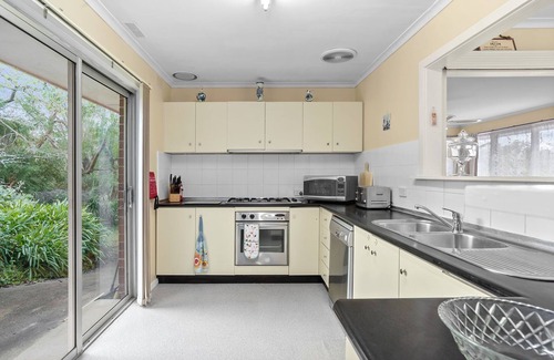 Emerald Casa | Family & Pet Friendly - walking distance to town