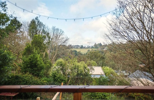 Emerald Casa | Family & Pet Friendly - walking distance to town