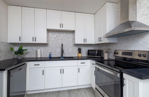 Euless Casa | Cozy Summer Duplex with Yard, Parking & Fast Wi-Fi