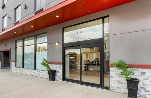 Queens Casa | Family Ready Rooms with Two Queens | Quick Train Ride to New York City
