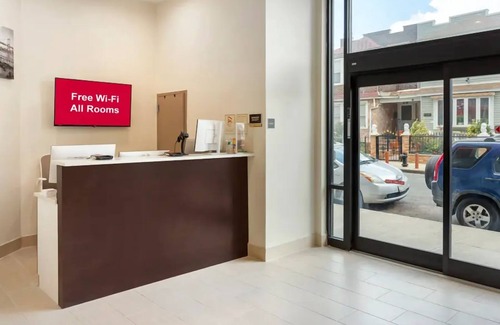 Queens Casa | Family Ready Rooms with Two Queens | Quick Train Ride to New York City