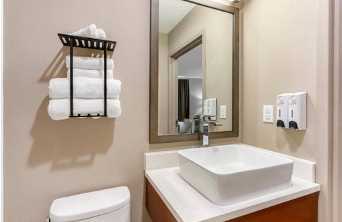 Queens Casa | Family Ready Rooms with Two Queens | Quick Train Ride to New York City