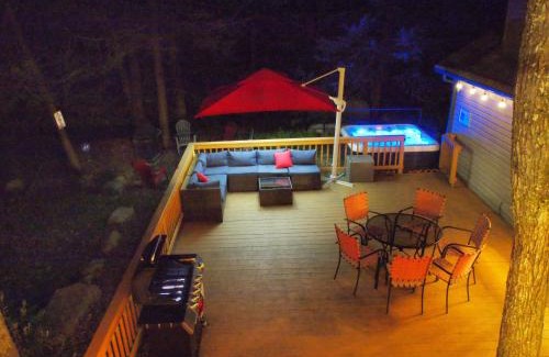 Tobyhanna Chalet De Esquí | Family retreat, 15 min to Camelback Ski, Hot tub, Game Room