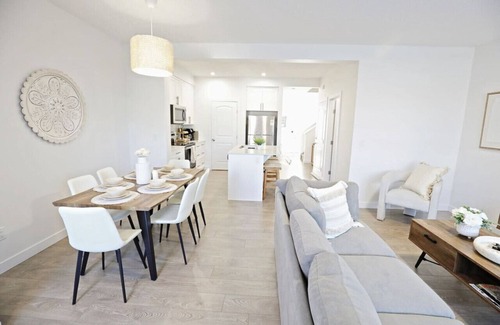 Northwest Edmonton Casa | Family Retreat: 4 King/3 Queen|Sleeps 14|Near WEM