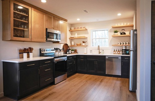 Jim Thorpe Chalet De Esquí | Family retreat: 5 bedroom modern chalet with Hot Tub, Bonfire, Mini Golf & More!