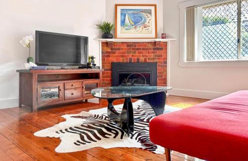 Chatswood Casa | Family retreat house 3 bdrm with parking Netflix close to train