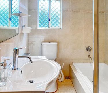 Chatswood Casa | Family retreat house 3 bdrm with parking Netflix close to train