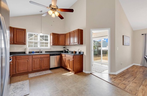 Surfside Beach Casa | ¡Retiro familiar cerca de Surfside Beach y el aeropuerto de Myrtle Beach!