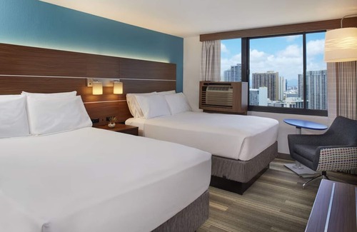 Waikiki Hotel | Family Retreat Steps Away from Waikiki Beach | 2 Rooms w/ Free Breakfast