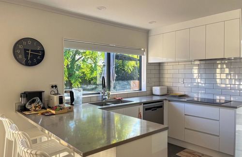 East Tamaki Casa | Family Retreat w/ Playground Views in East Tamaki